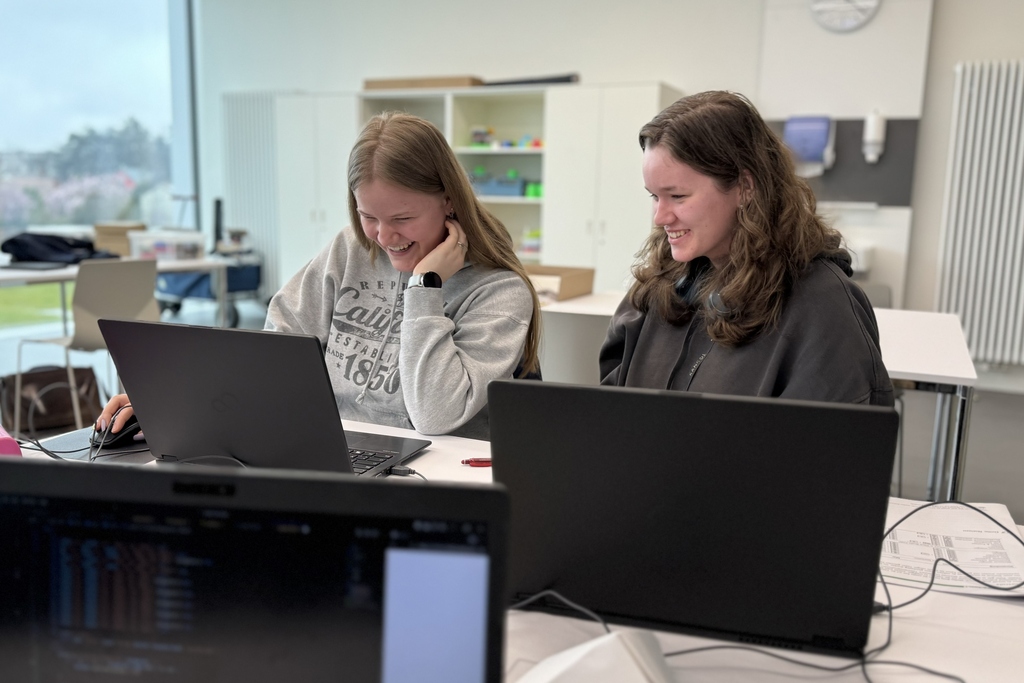 Schülerinnen arbeiten an einem Laptop